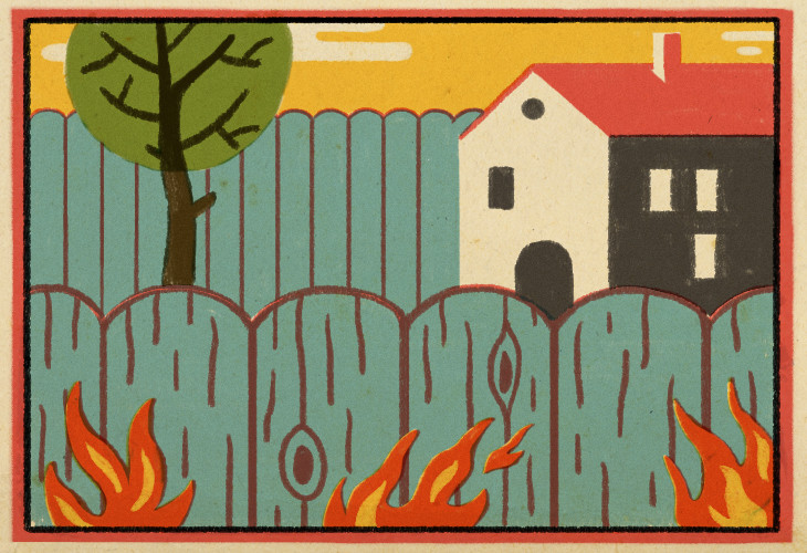 Casa con valla ardiendo